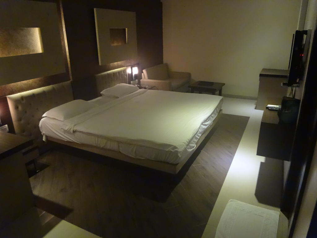 Hotel Capitol Тхане Номер фото