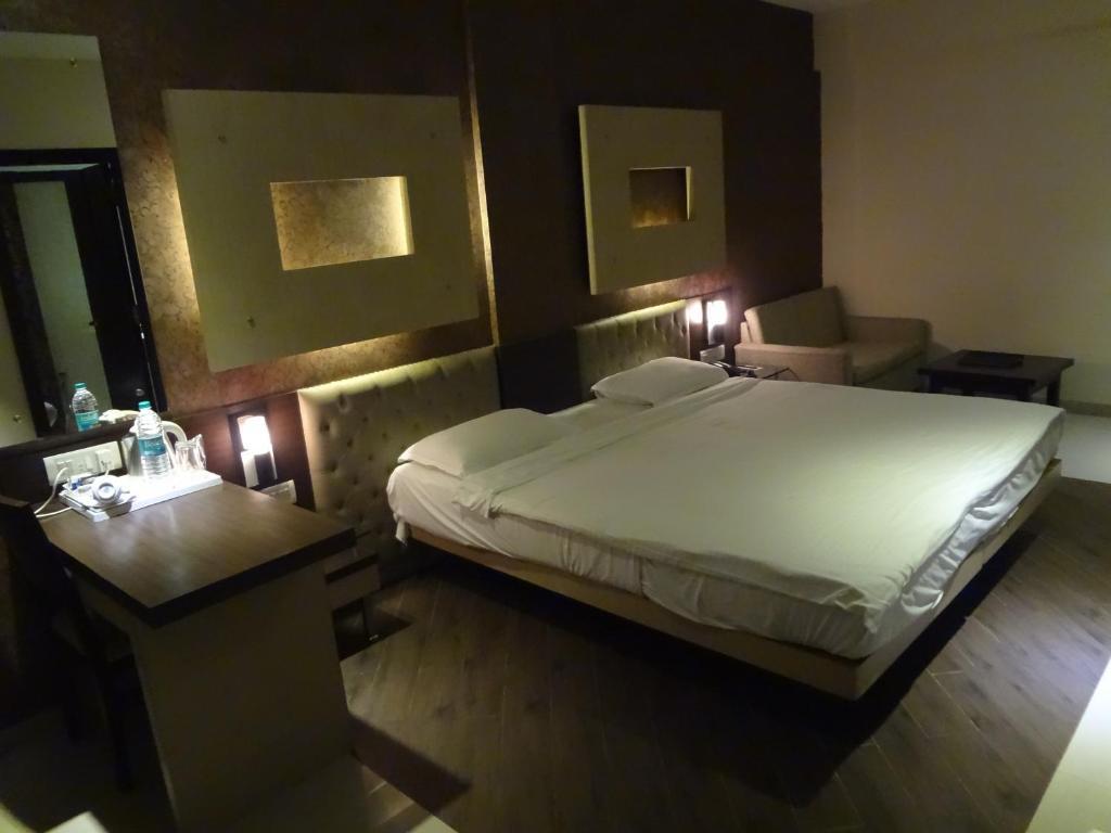 Hotel Capitol Тхане Номер фото