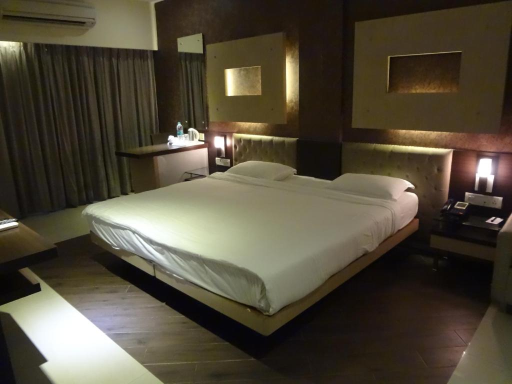Hotel Capitol Тхане Номер фото
