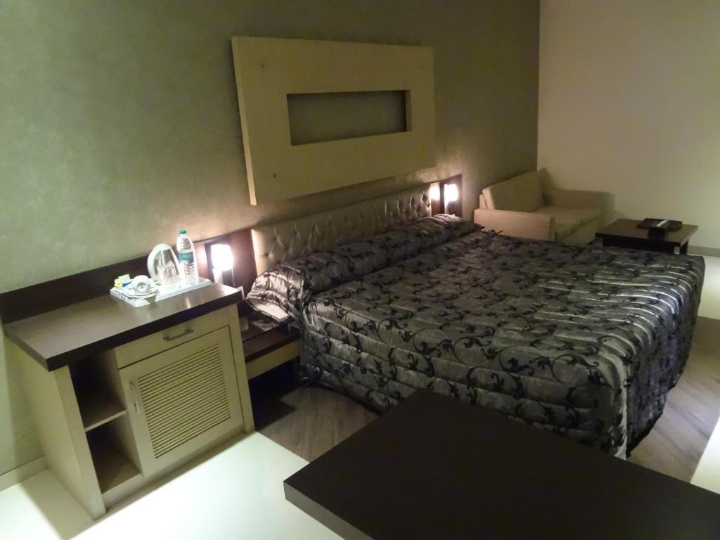 Hotel Capitol Тхане Номер фото