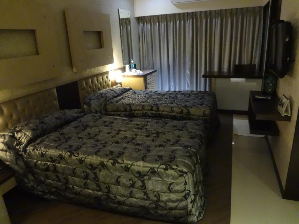 Hotel Capitol Тхане Экстерьер фото