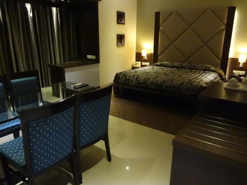 Hotel Capitol Тхане Номер фото